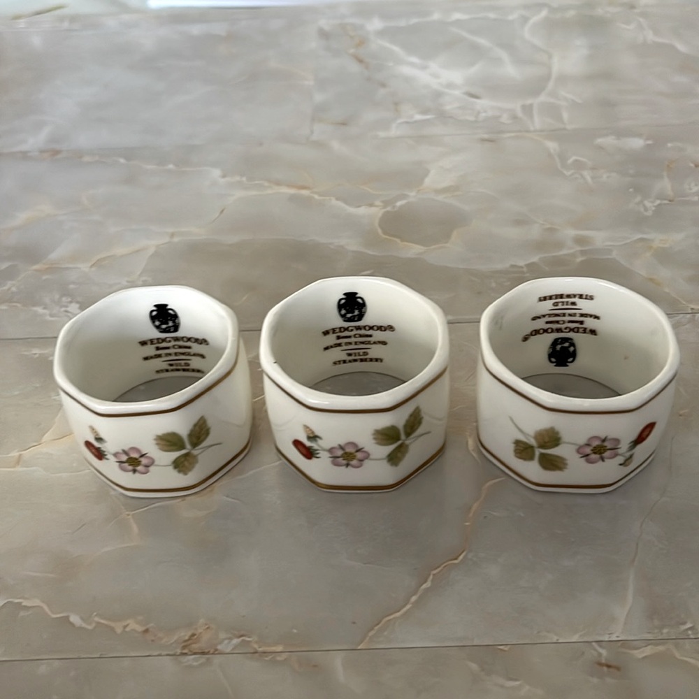 Wedgwood / wild strawberry /napkin rings/ set of 3